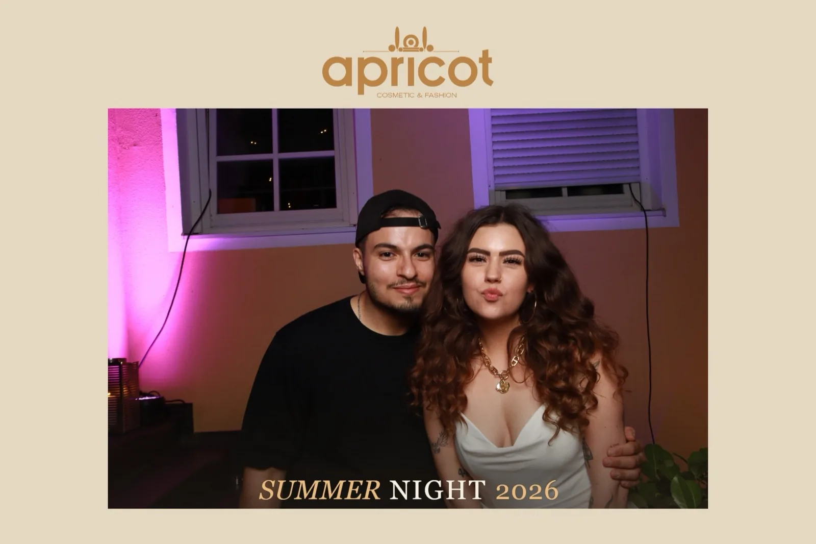 Fotobox-Druck: Pärchen am Abend mit Studioblitz — personalisiertes Event-Layout