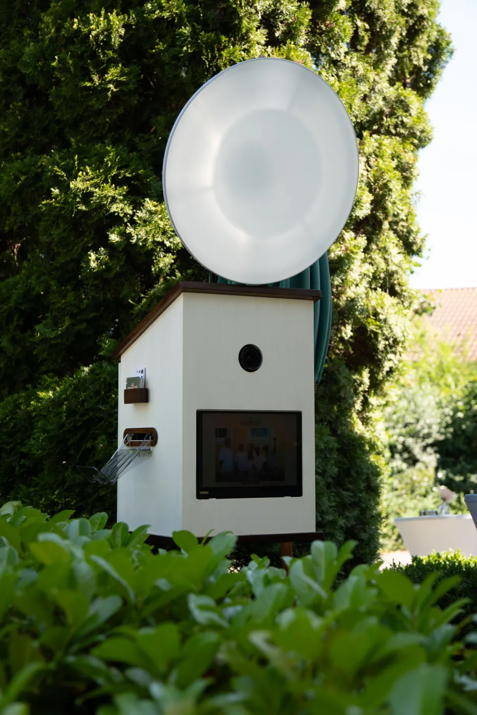 Die handgefertigte CHEESE Fotobox mit Touchscreen und frischem Ausdruck im Ausgabefach