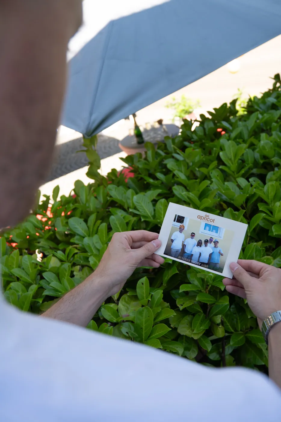 Gedruckter Foto-Abzug mit personalisiertem Event-Layout in den Händen