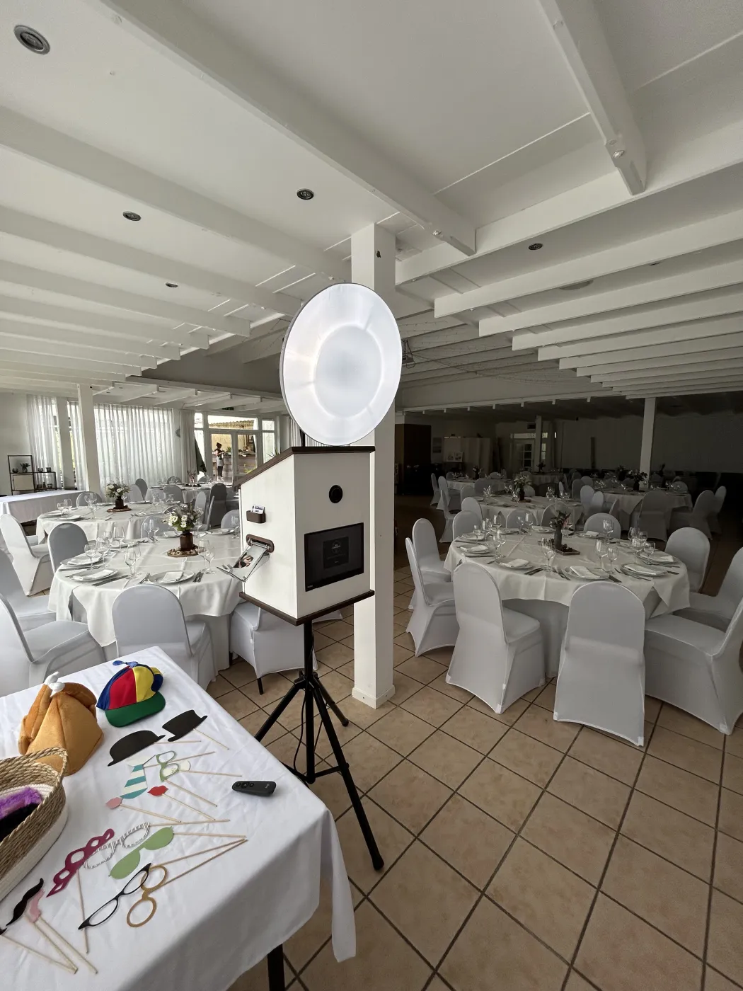 CHEESE Fotobox mit Ringlicht im festlich eingedeckten Hochzeitssaal